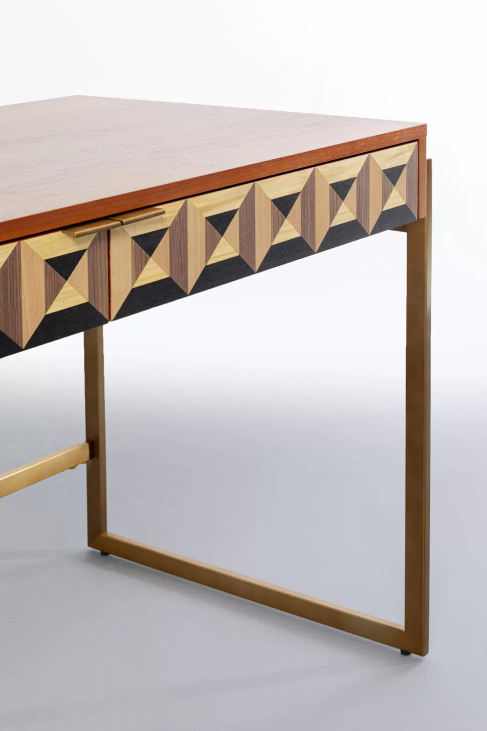 Biurka-KARE Design Biurko Z 2 Szufladami Fornir Orzechowy Nogi Złote Stalowe 120x59 Cm Front Efekt 3D