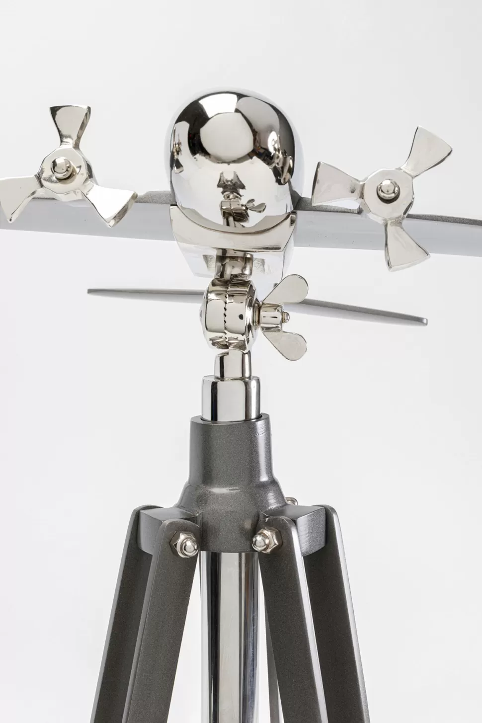 Figurki Dekoracyjne-KARE Design Figurka Dekoracyjna Na Trójnogu Samolot Aluminium Niklowane 57x54 Cm