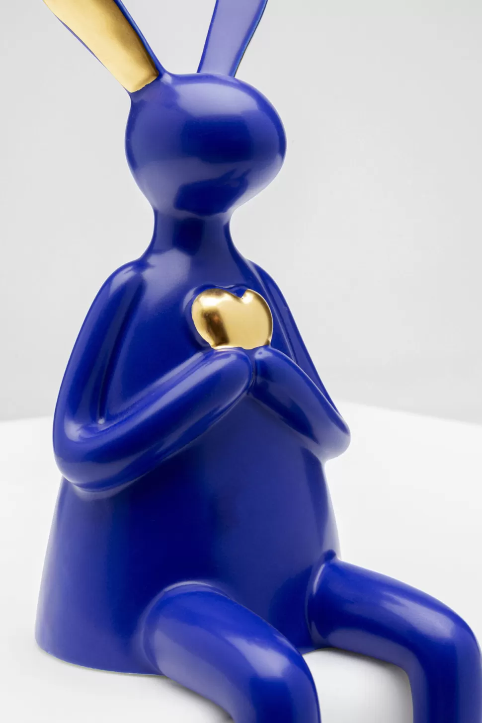 Figurki Dekoracyjne-KARE Design Figurka Dekoracyjna Siedzący Królik Niebieski Ze Złotym Sercem 10x29 Cm