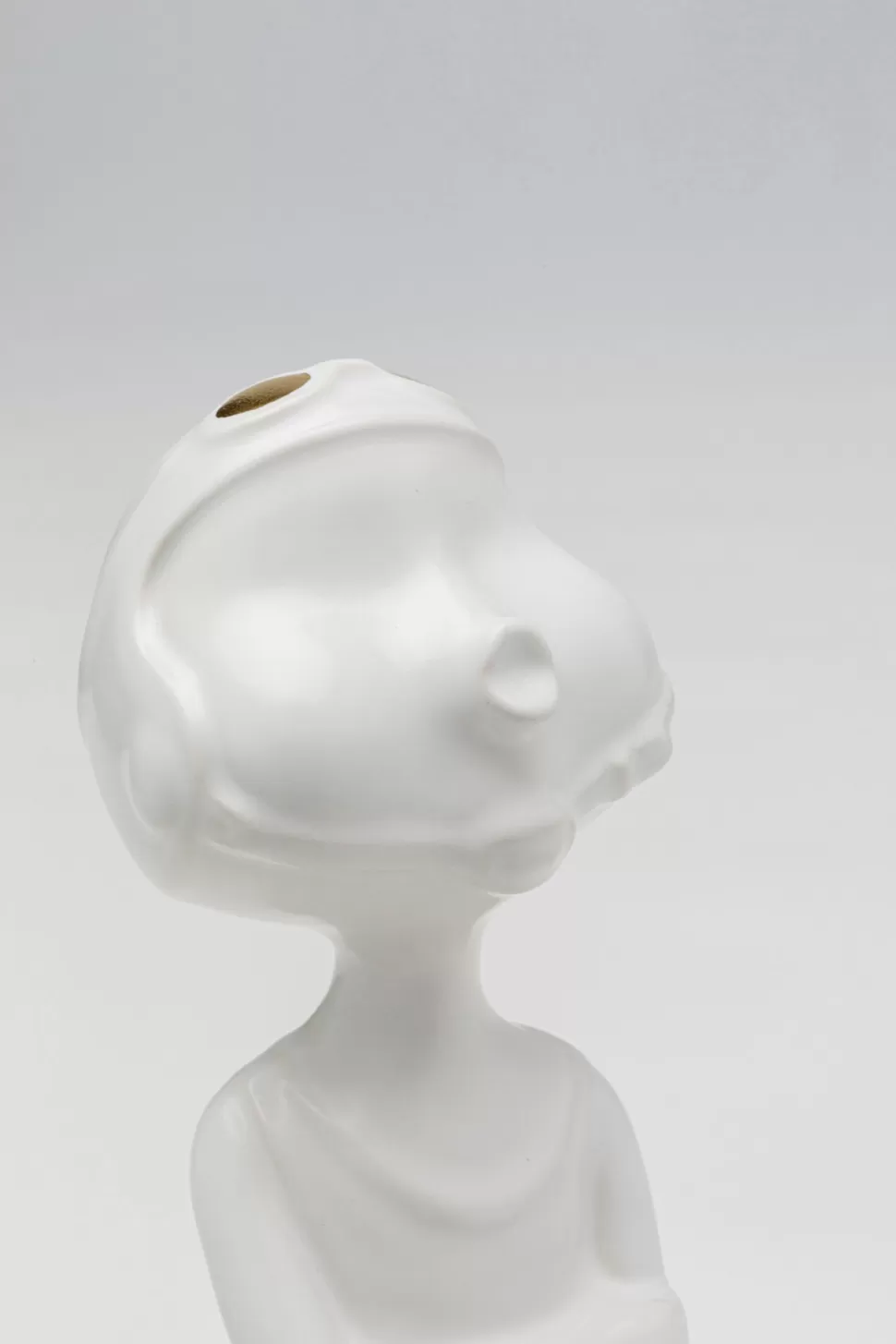 Figurki Dekoracyjne-KARE Design Figurka Dekoracyjna Z Ceramiki Biała 29 Cm Dziewczyna Ze Złotą Piłką