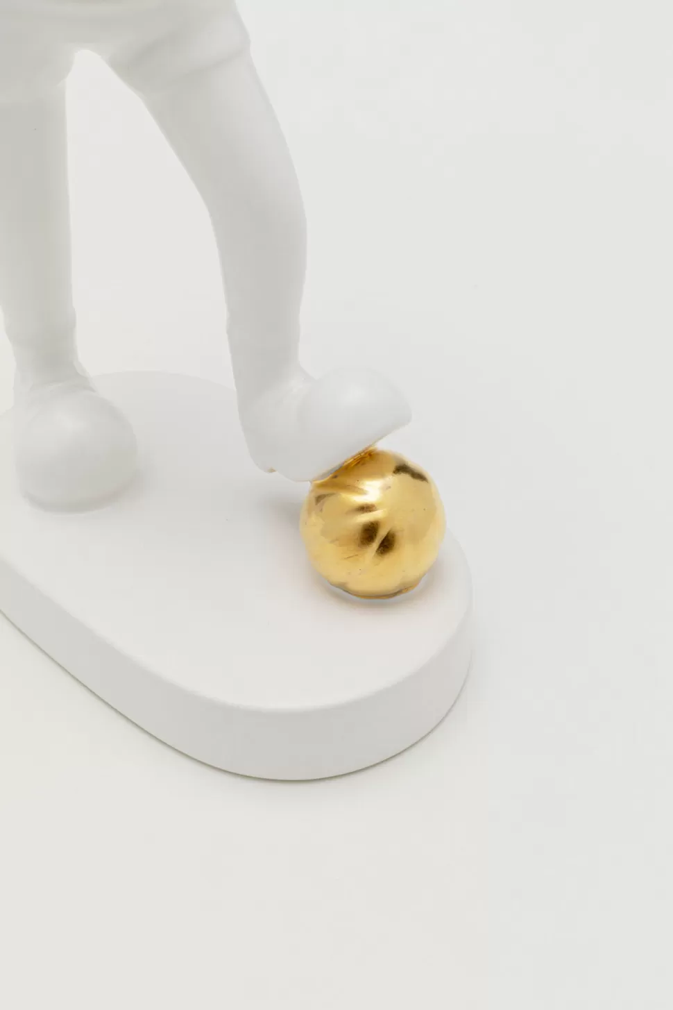 Figurki Dekoracyjne-KARE Design Figurka Dekoracyjna Z Ceramiki Biała 29 Cm Dziewczyna Ze Złotą Piłką
