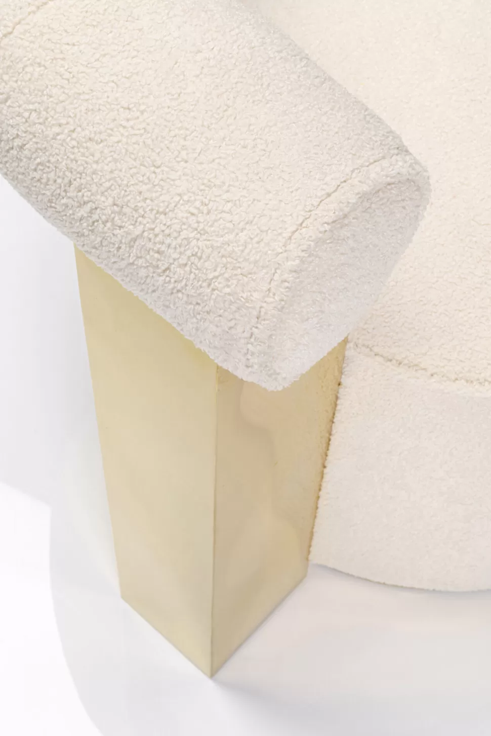 Fotele-KARE Design Fotel Do Salonu Glamour Tkanina Pluszowa Biała Podstawa Złota 75x83 Cm