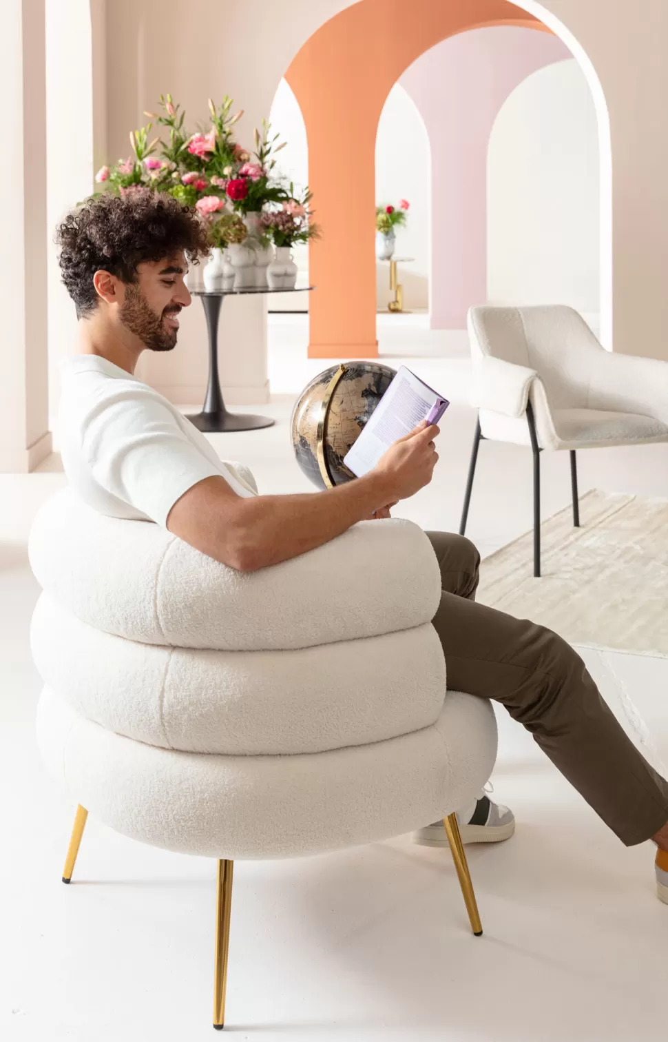 Fotele-KARE Design Fotel Do Salonu Nowoczesny Tkanina Pluszowa Biała Nogi Złote 74x78 Cm