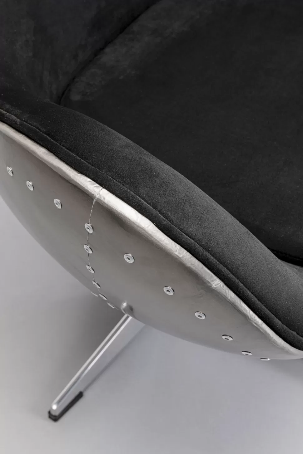 Fotele-KARE Design Fotel Obrotowy Loft Aluminium Kolor Gunmetal I Czarna Tapicerka 82x106 Cm