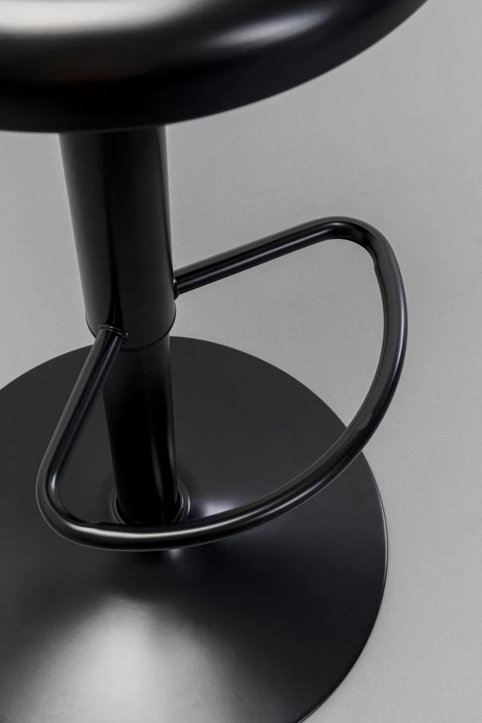 Hokery-KARE Design Hoker W Kolorze Czarnym Z Regulacją Wysokości Okrągłe Siedzisko 60-82 Cm