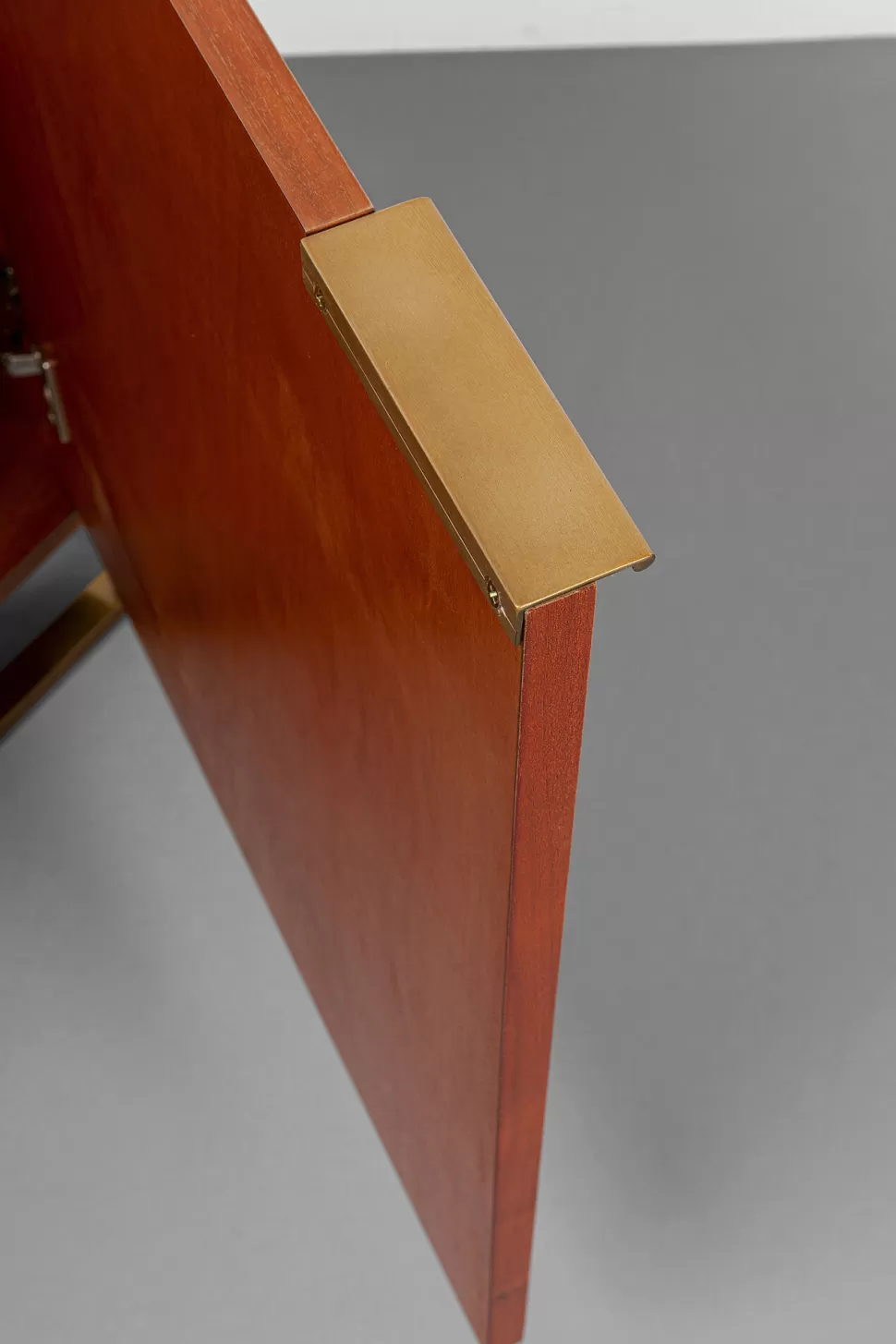 Komody-KARE Design Komoda 3-drzwiowa Fornir Orzechowy Nogi Złote Stalowe 160x78 Cm Front Efekt 3D