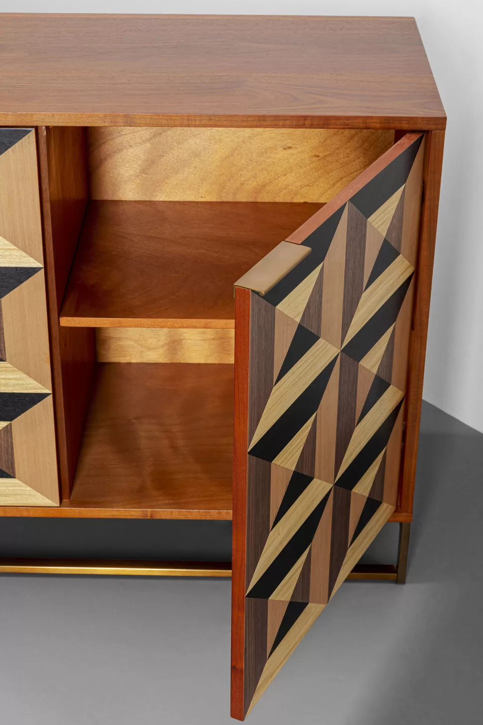 Komody-KARE Design Komoda 3-drzwiowa Fornir Orzechowy Nogi Złote Stalowe 160x78 Cm Front Efekt 3D