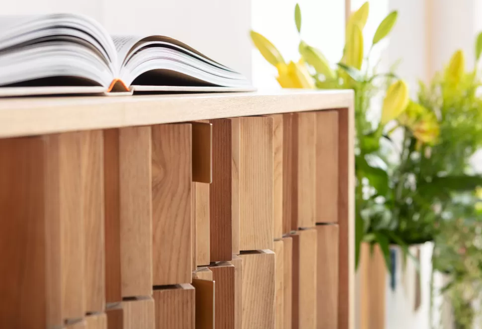 Komody-KARE Design Komoda Naturalna Z Szufladami I Drzwiami 186 Cm Podstawa Złota