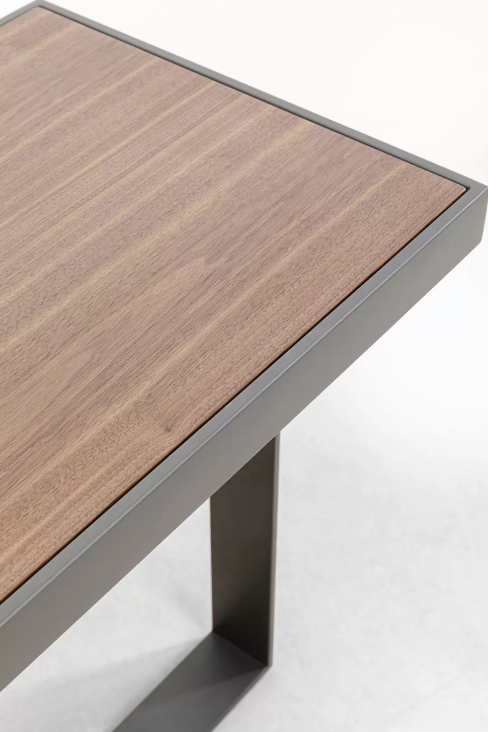 Konsole I Toaletki-KARE Design Konsola Do Przedpokoju Blat Fornirowany Orzech Nogi Stalowe 150x45 Cm