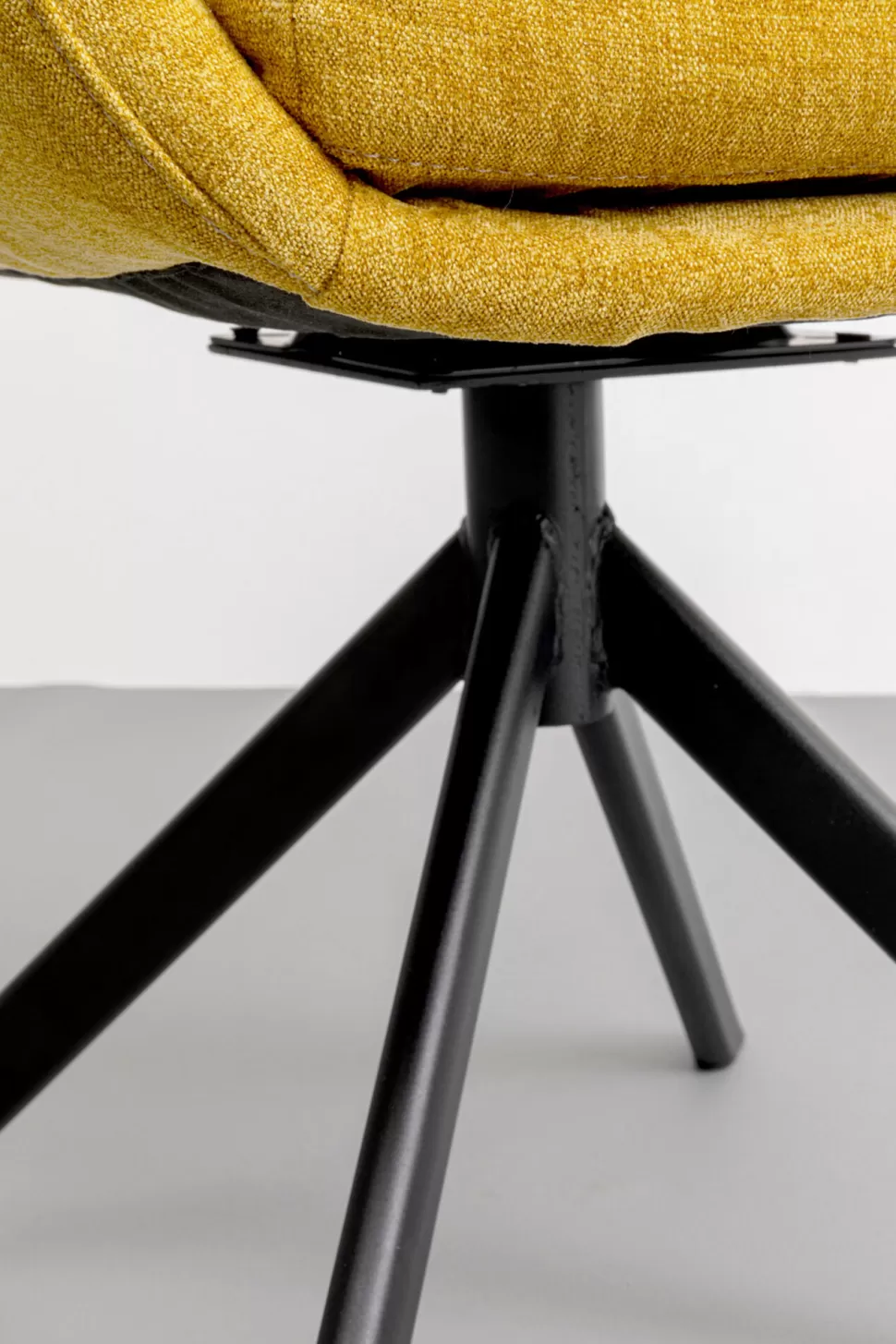 Krzesła-KARE Design Krzesło Obrotowe Z Podłokietnikami Pikowane żółte Nogi Czarne Stalowe 69x87 Cm