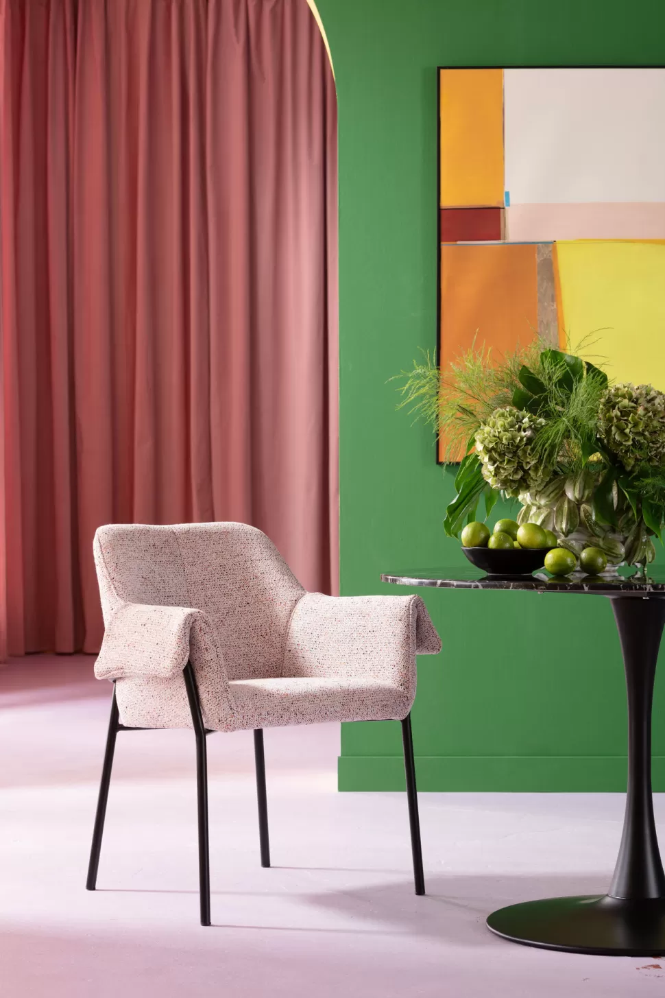 Krzesła-KARE Design Krzesło Z Podłokietnikami Beżowe Z Czarnymi Nogami Ze Stali 70x85 Cm