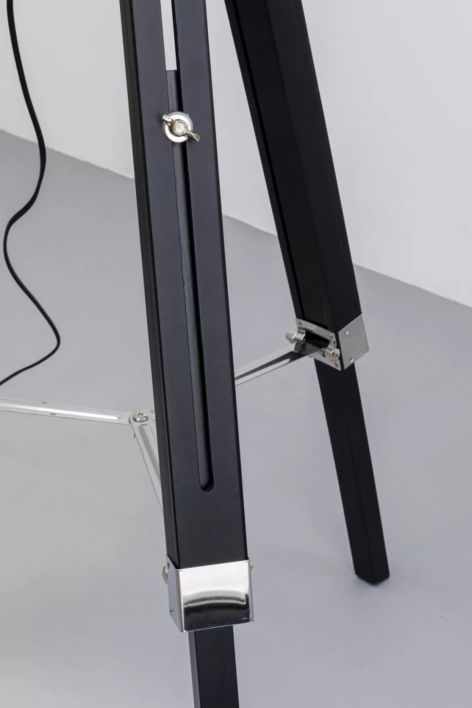 Lampy Podłogowe-KARE Design Lampa Podłogowa Trójnóg Z Regulacją Wysokości Czarna Drewno I Stal 95-140 Cm