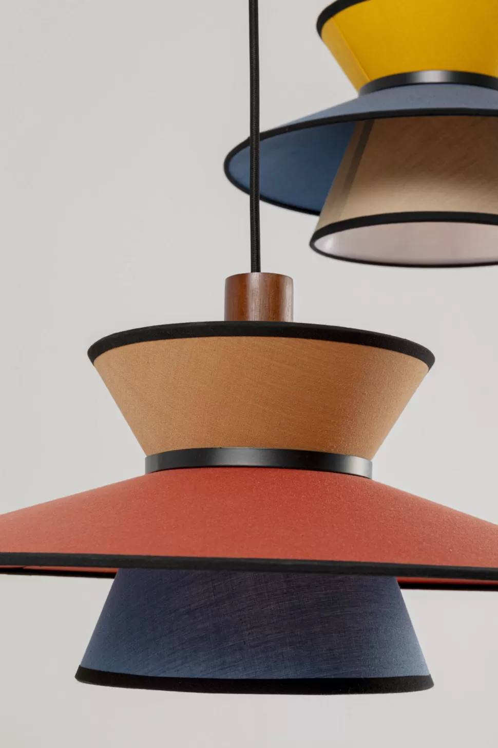Lampy Wiszące-KARE Design Lampa Wisząca Z Kolorowymi Kloszami Podsufitka Czarna Ø87 Cm