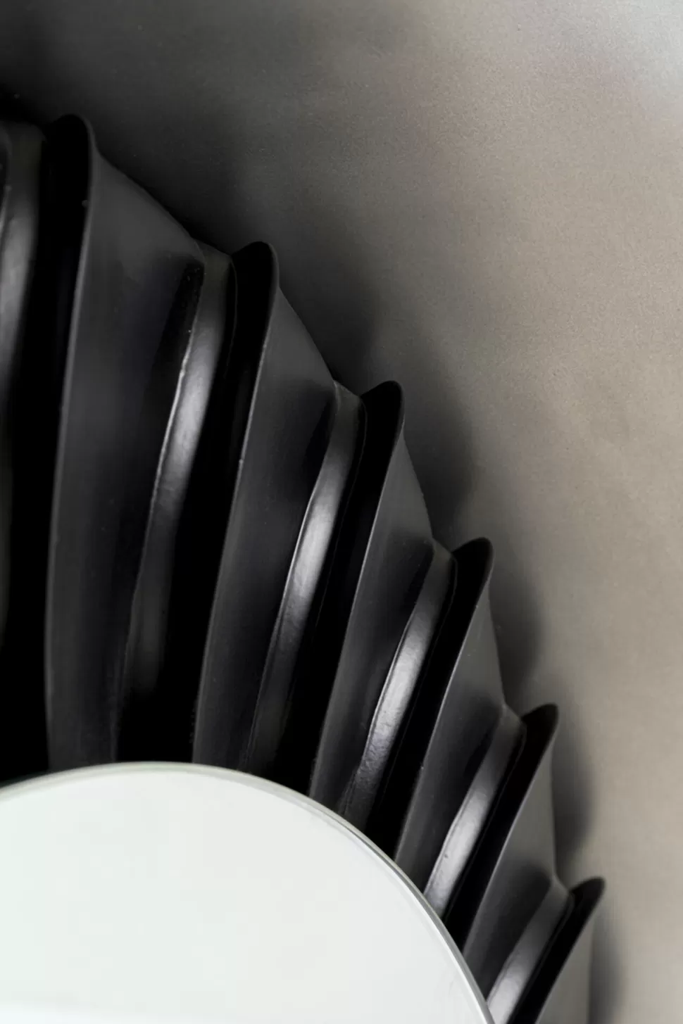 Lustra-KARE Design Lustro Do Salonu Duże Okrągłe Rama Aluminium I Włókno Szklane Ø119 Cm Silnik Odrzutowy