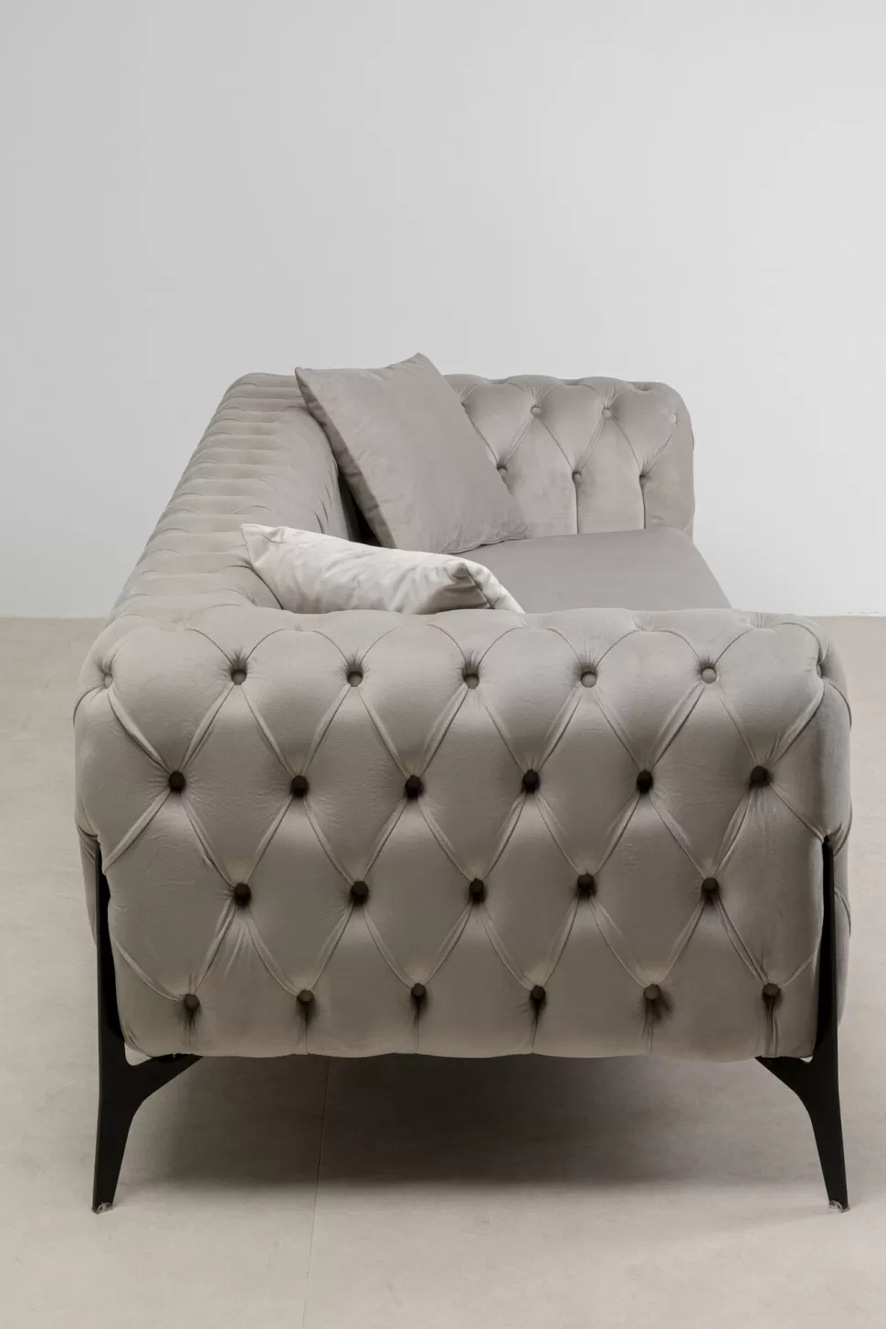 Sofy-KARE Design Sofa 3-osobowa Welurowa Pikowana Beżowa Glamour 240 Cm Nogi Czarne