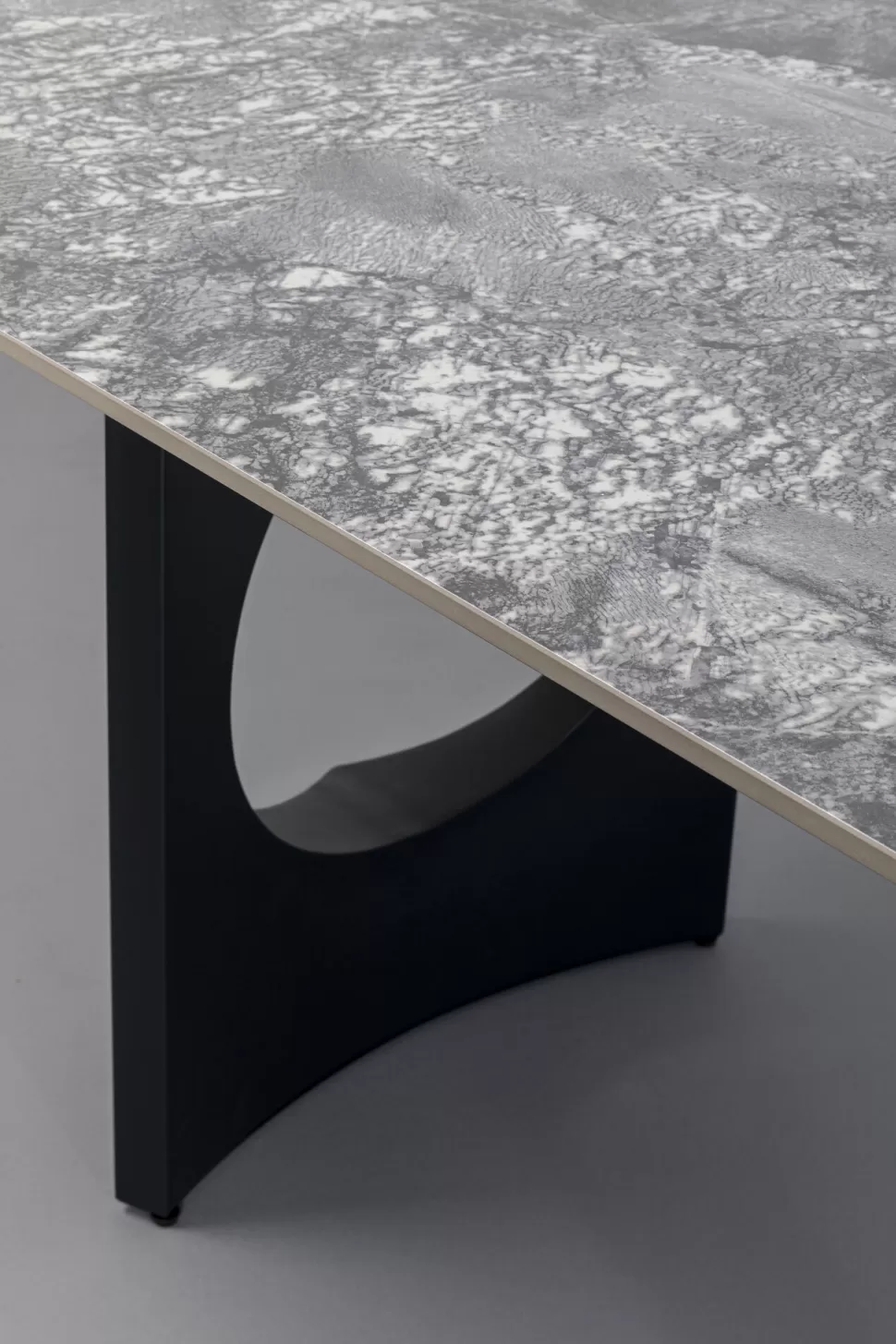 Stoły-KARE Design Stół Do Jadalni Blat Ceramiczny Odcienie Szarości Nogi Czarne Stalowe 180x90 Cm