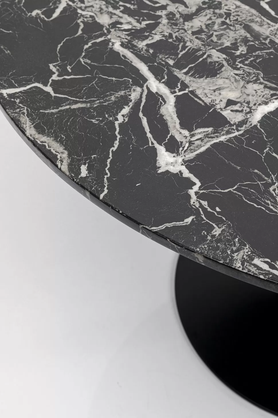 Stoły-KARE Design Stół Do Jadalni Czarny Blat MDF Imitacja Marmuru Ø110 Cm