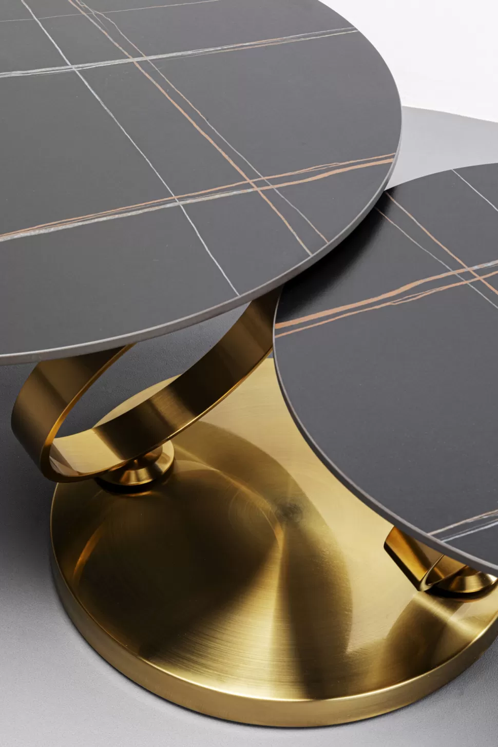 Stoliki Kawowe-KARE Design Stolik Kawowy Z Obrotowymi Okrągłymi Blatami Z Ceramiki Podstawa Metalowa Złota 133x80 Cm