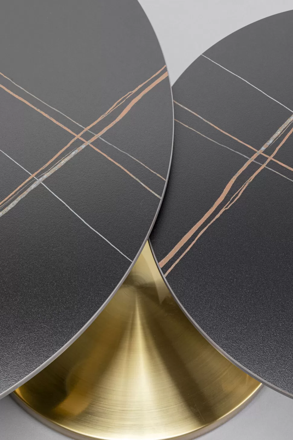 Stoliki Kawowe-KARE Design Stolik Kawowy Z Obrotowymi Okrągłymi Blatami Z Ceramiki Podstawa Metalowa Złota 133x80 Cm