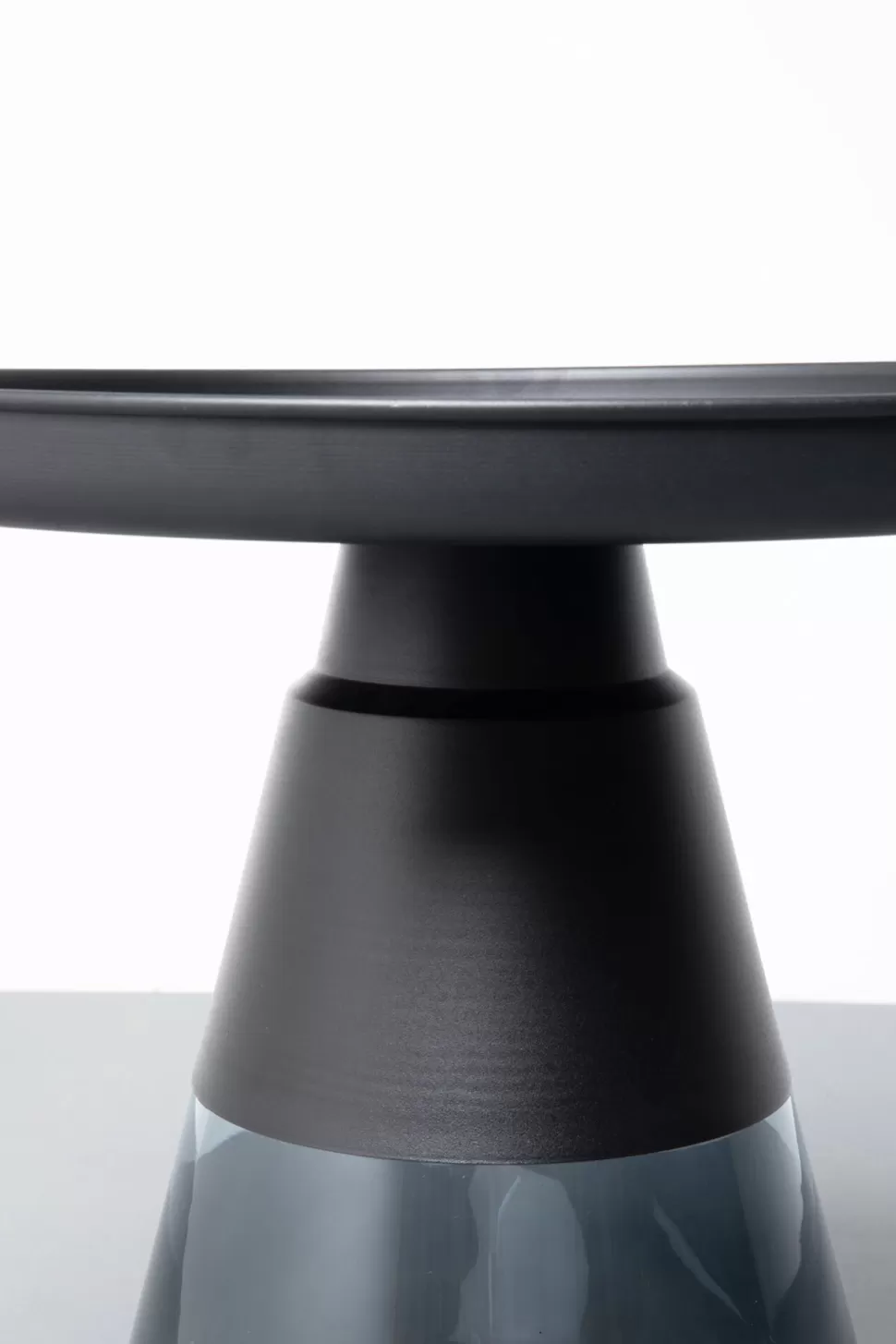 Stoliki Kawowe-KARE Design Stolik Pomocniczy Okrągły Stal Czarna I Szkło Przydymione Ø50 Cm
