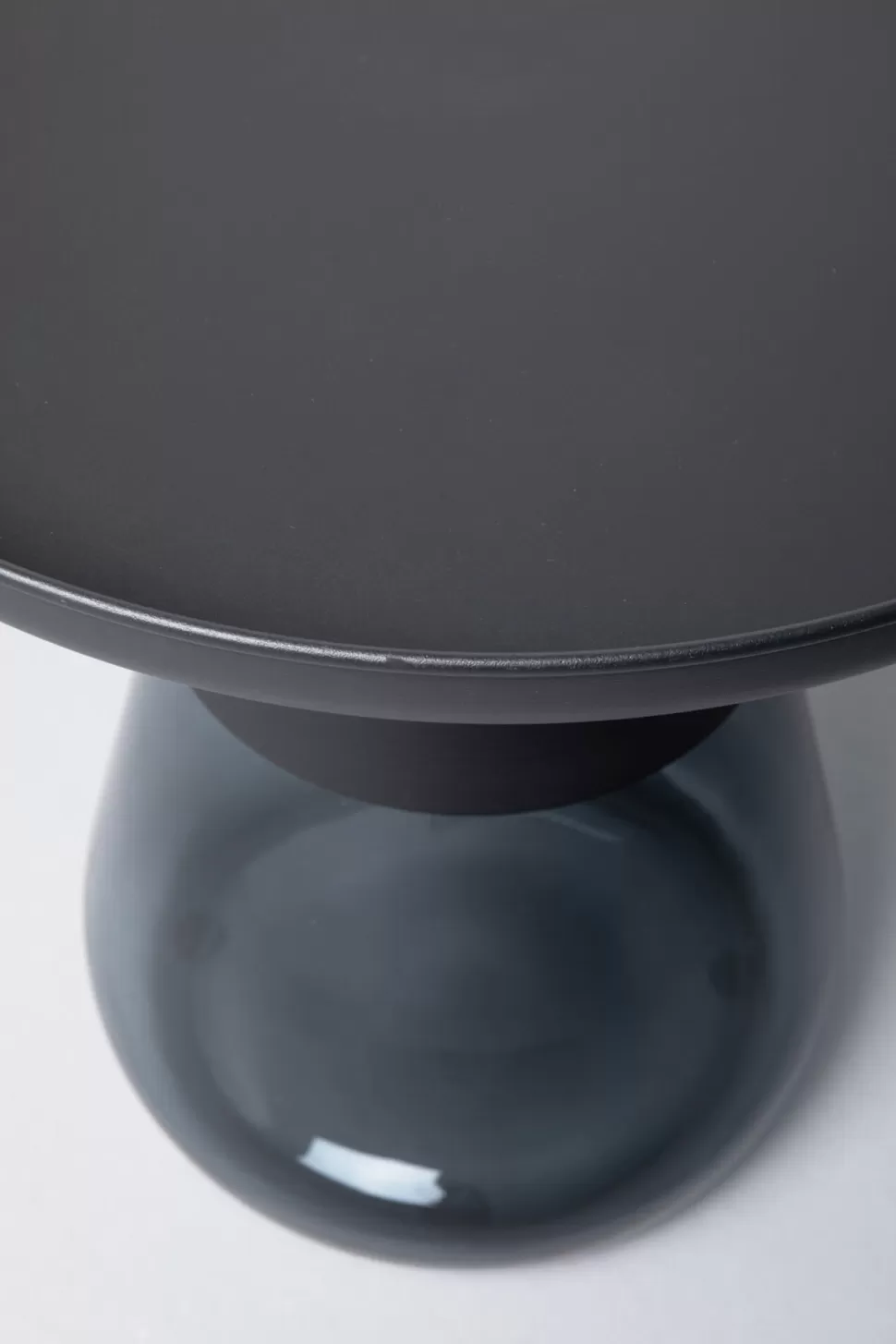 Stoliki Kawowe-KARE Design Stolik Pomocniczy Okrągły Stal Czarna I Szkło Przydymione Ø50 Cm