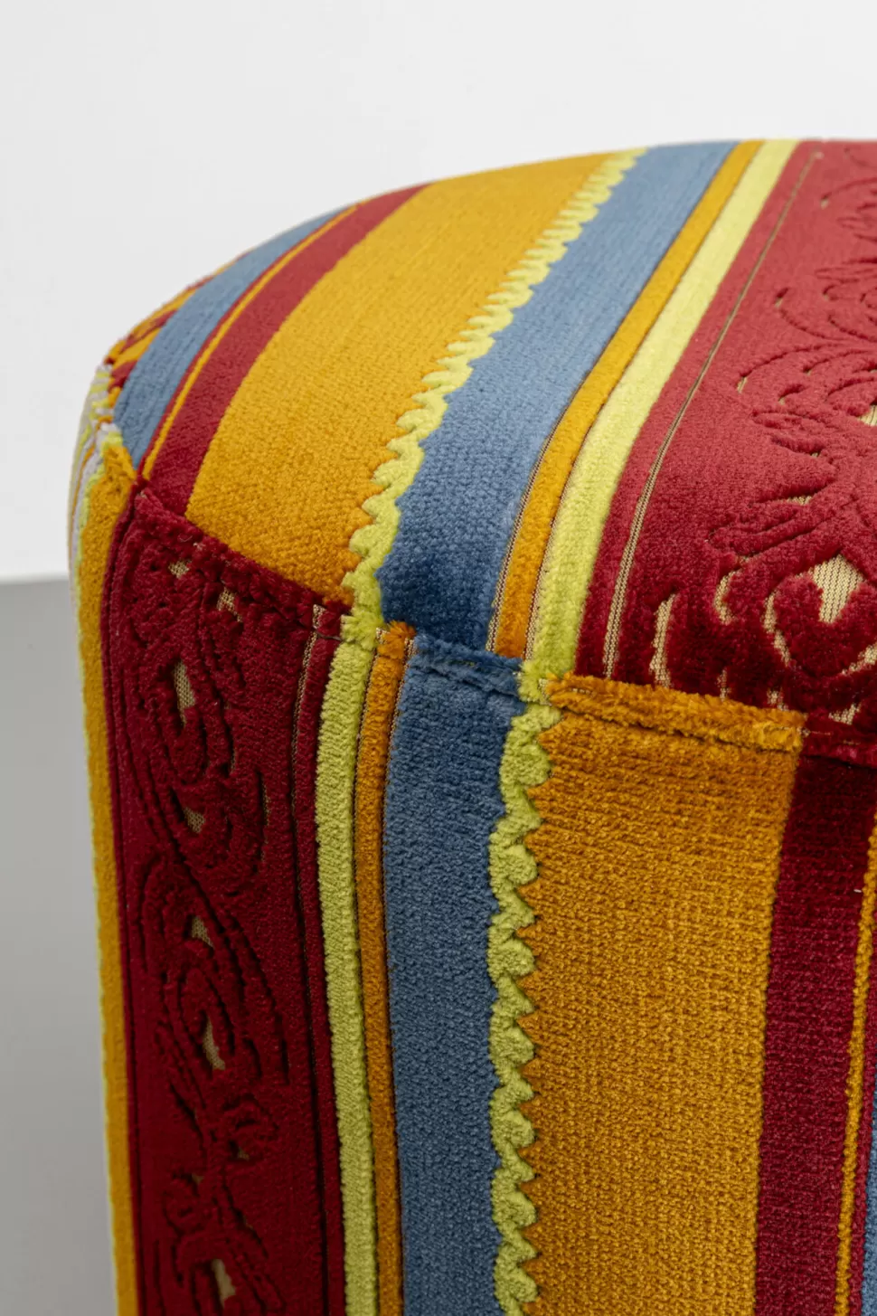 Taborety-KARE Design Taboret Okrągły Kolorowy Z Czarną Podstawą Ø36 Cm